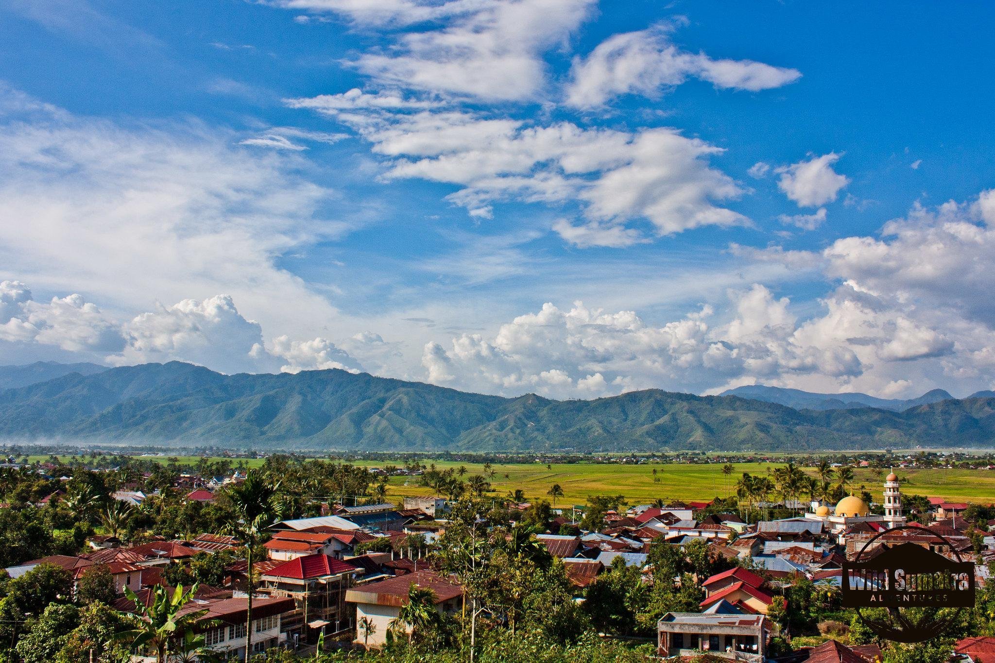 Sungai Penuh
(foto Luke Mackin - Flickr)