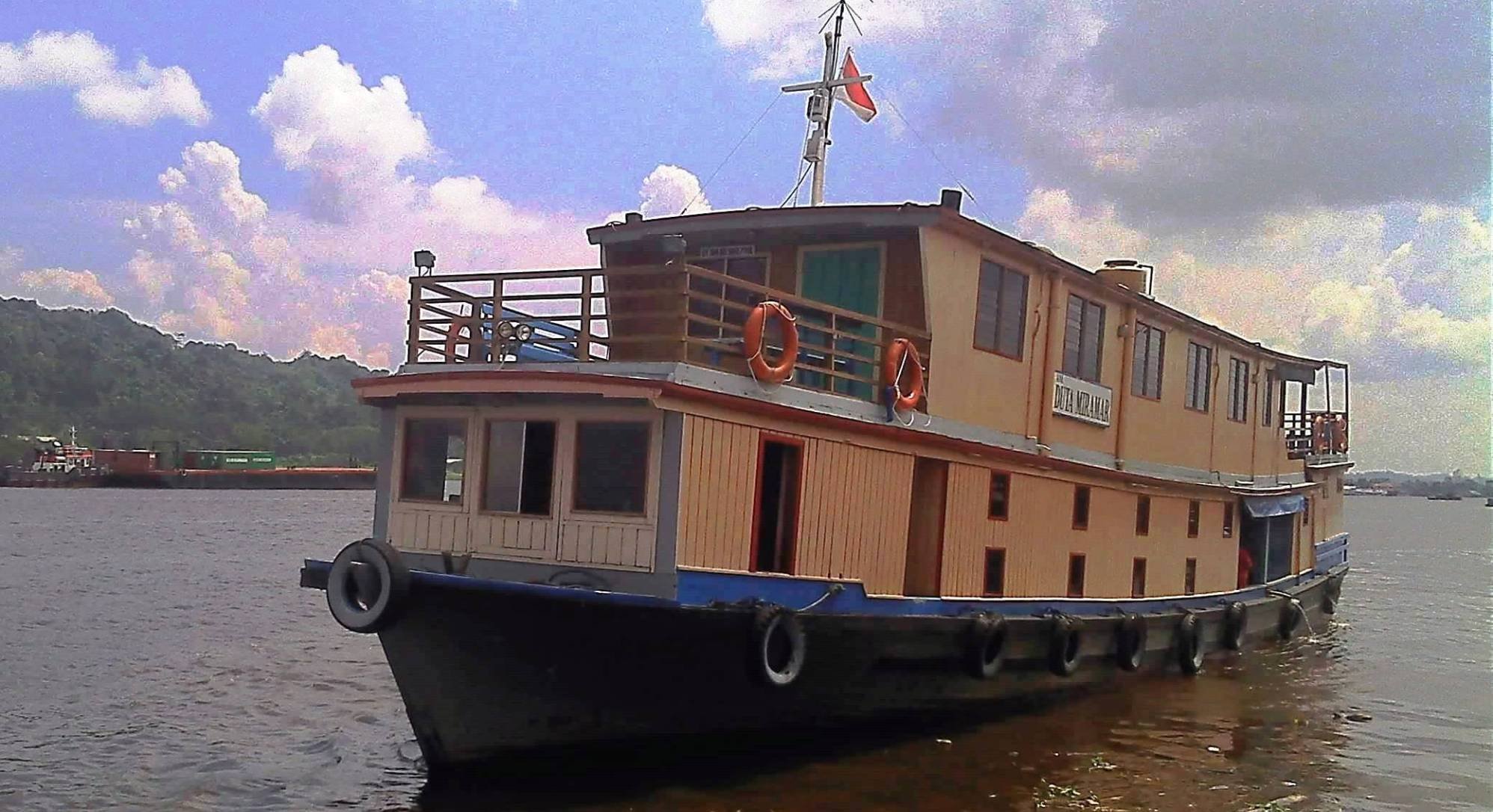 Mahakam houseboat 